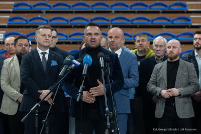 Zdjęcie z uroczystości wręczenia promes i umów dotyczących przyznania dotacji rzeszowskim klubom i organizacjom sportowym. Fot. Grzegorz Bukała, Urząd Miasta Rzeszowa